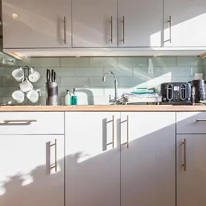 Cozy 2br Retreat | Prime Location Cardiff